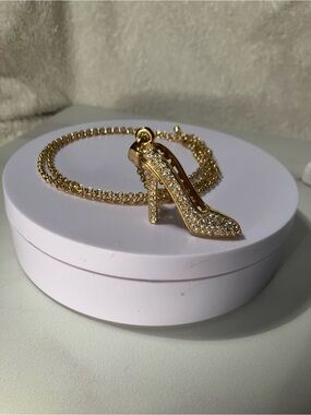 ‘Head over heels’ styling & fun. Gold tone necklace with a cute kick!